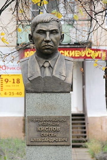 Бюст в п. Марковский