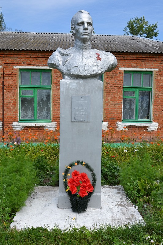 Бюст в деревне Подберезово