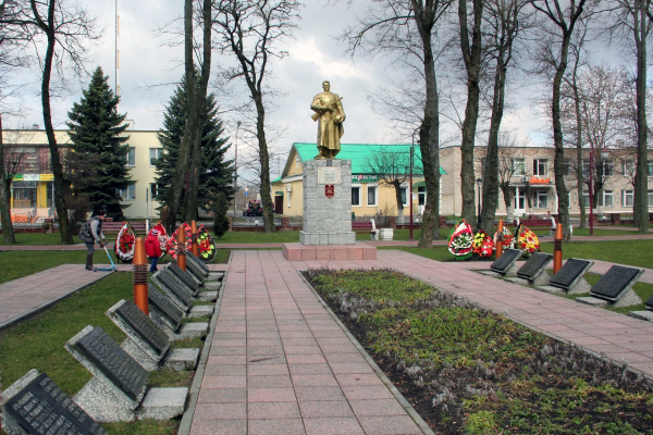 Братская могила в городе Берёза (общий вид)