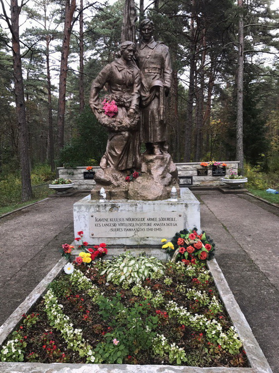 Братская могила в городе Нарва-Йыэсуу (общий вид)