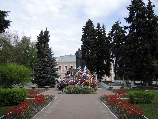 Мемориал в городе Елец (общий вид)