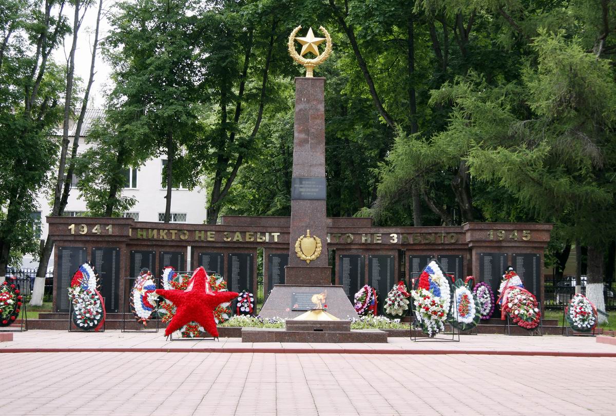 Братская могила в городе Руза (общий вид)