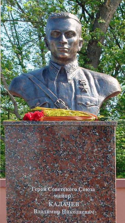 Братская могила в городе Старый Оскол (бюст)