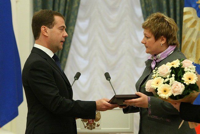 6 мая 2010. Москва, Кремль. Президент РФ Д.А.Медведев передал «Золотую Звезду» Марине Чернышёвой, вдове полковника внутренней службы Е.Н.Чернышёва, удостоенного посмертно звания Героя Российской Федерации. Фото пресс-службы Президента РФ.