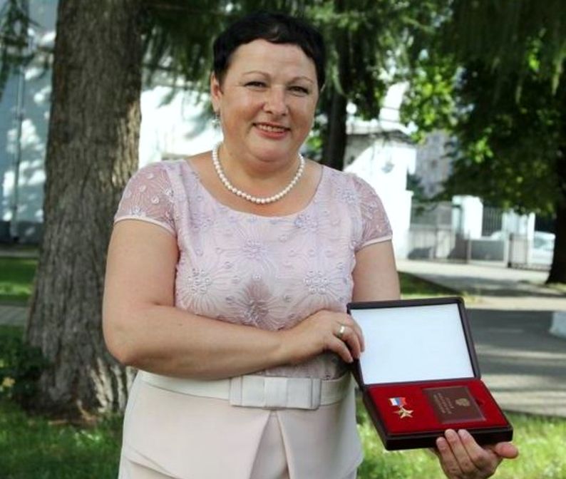 2012 год. Москва, Культурный центр Вооружённых Сил РФ. Наталья Владимировна Сергеева после торжественной церемонии передачи «Золотой Звезды» Героя Российской Федерации.